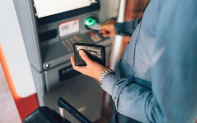 Trabalhadores nascidos em março e abril podem sacar o abono salarial a partir desta quarta-feira (15)